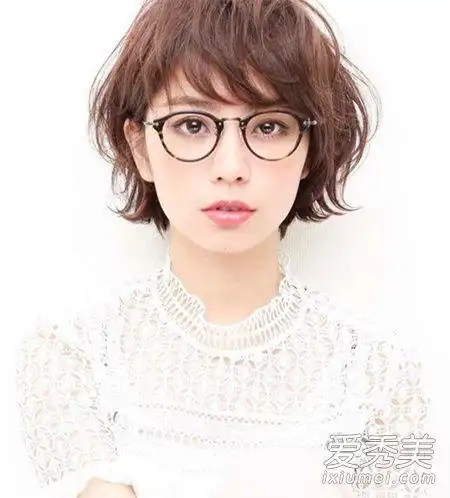 女生戴眼镜最适合的发型图片_爱美网发型