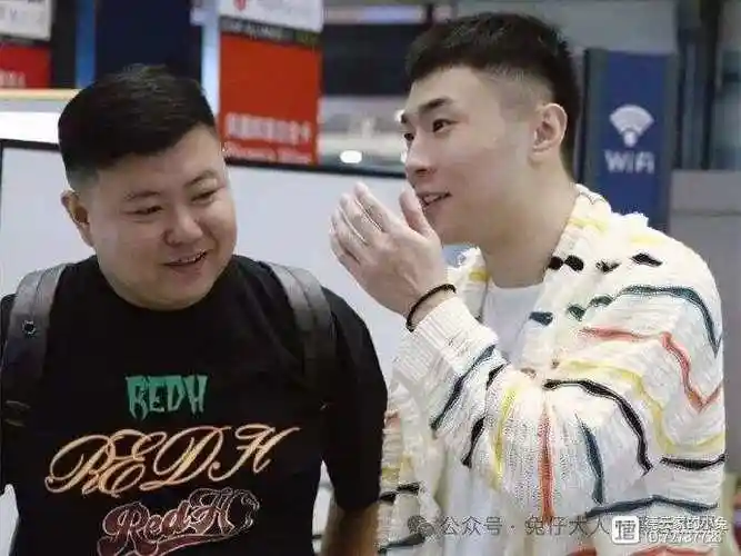 德云社宜昌专场结束,台下观众打架,被张九南巧妙化解,返场签名被观众