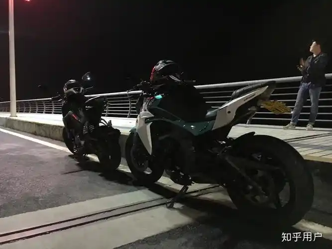 为什么总有人骑着车子(尤其骑摩托机车踏板车)骑着很快突然减慢速度