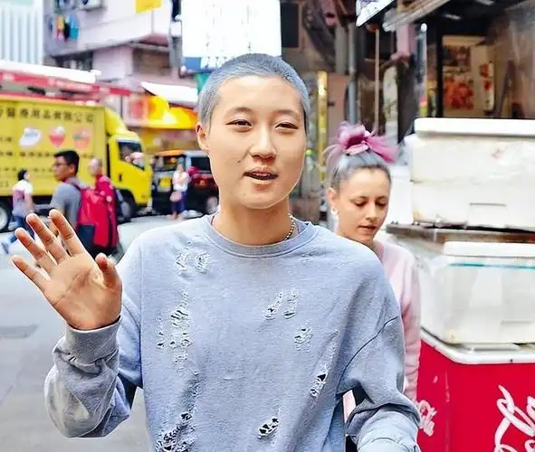 成龙现状令人唏嘘,白发,眼神无光,但还有更糟糕的事情正在发生