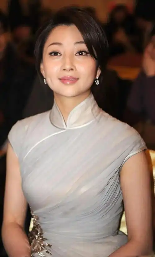 殷桃演员中的女富豪多辆豪车轮流开如今41岁活得潇洒