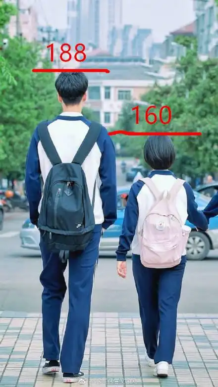 她只有一米五几,胡一天的身高是188cm,男女主的身高差距差不多1个半头