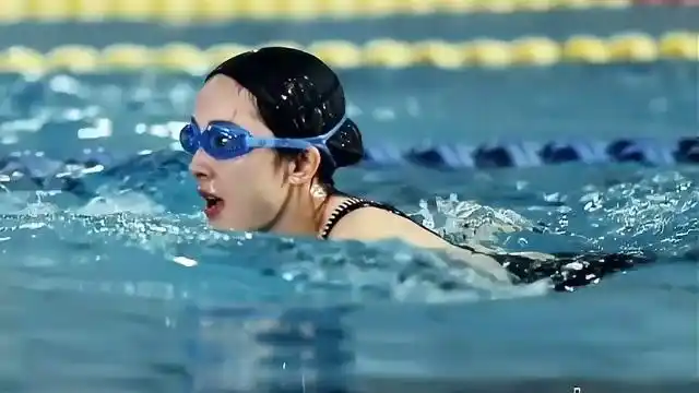 杨幂游泳姿势完美犹如出水芙蓉一般孙杨都看呆了