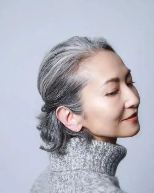 看到这些60岁奶奶,我才发现:美人在骨不在皮,头发花白也不显老