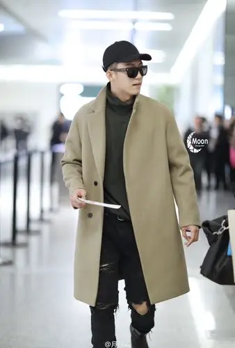 20161207 黄景瑜身穿jill stuart驼色大衣内搭gosha rubchinskiy高领