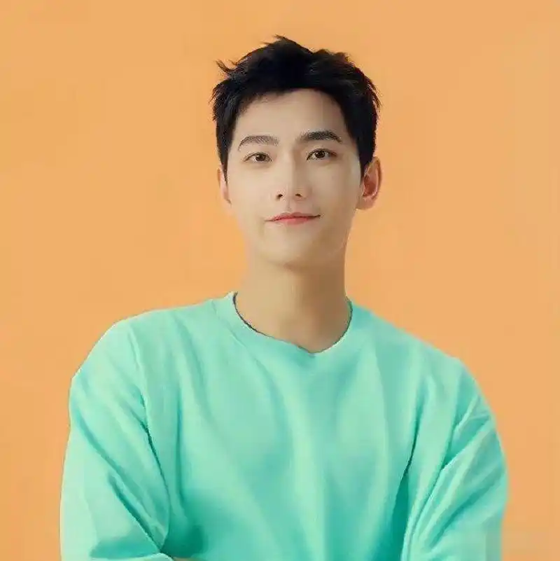 杨洋最新绿色卫衣造型