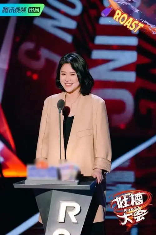 被爆结婚后马思纯首露面,亲妈全程搂腰陪同好体贴,她穿着好厚实