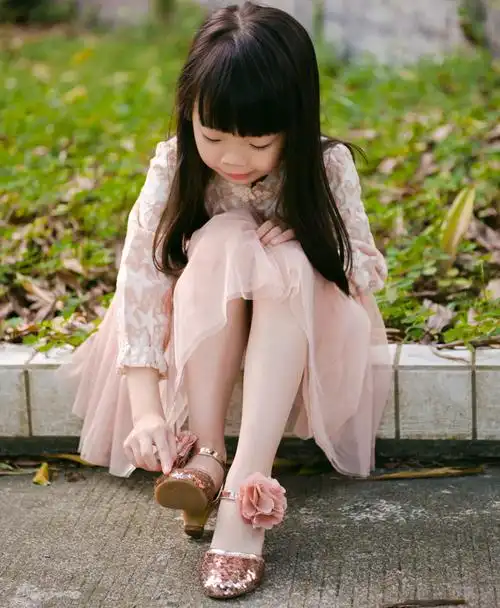 薇妮比比儿童高跟鞋女公主鞋春秋包头小学生拉丁舞蹈鞋亮片演出鞋