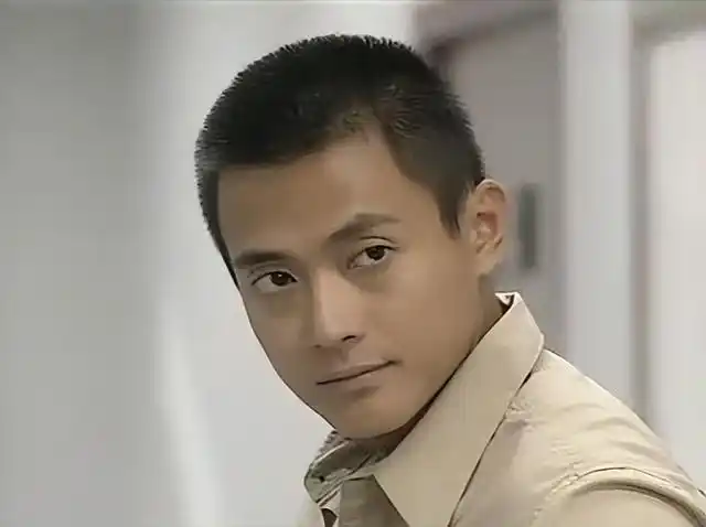 年轻时的魏骏杰虽然是单眼皮,但长相俊朗,气质斯文,加上1.