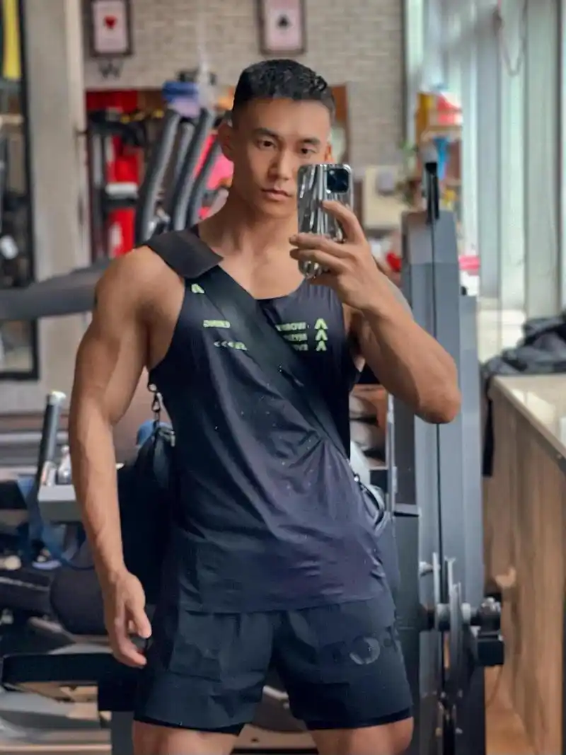 他练出了精壮的肌肉和无敌阳光的微笑身材健美 英俊面容:这位健身达人