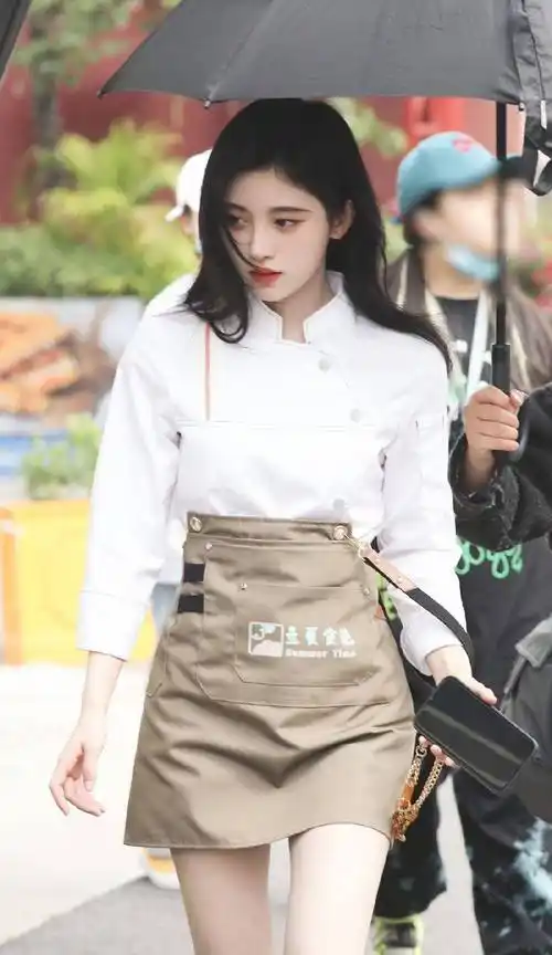 原创鞠婧祎穿厨娘装上街看清她腿长后确定身高有159cm