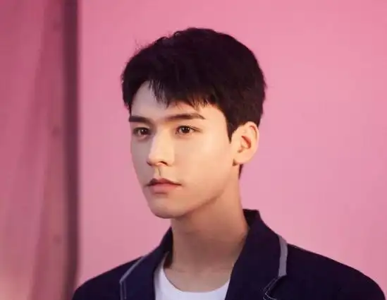 龚俊泰国度假被网友偶遇 广告拍摄片场悠闲享受"日光浴"