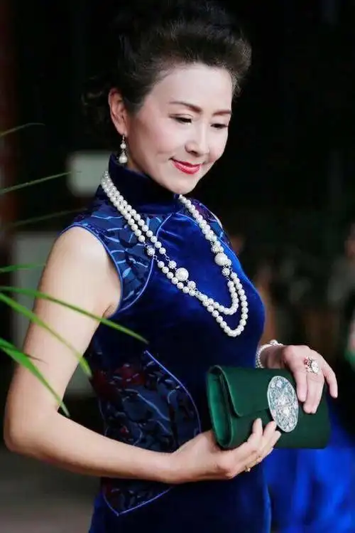 从家庭主妇到世界旗袍皇后曹美丽奶奶活成了中国女性的榜样