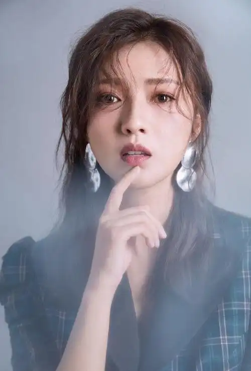 简介:傅晶格子西装魅力写真图片,分享一组傅晶图片给