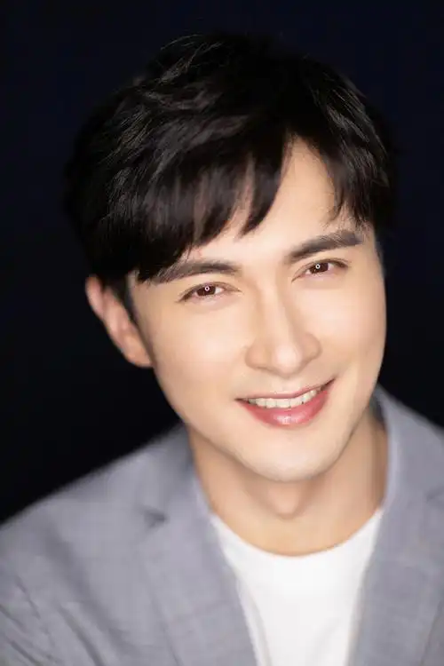 简介:高伟光清爽简约帅气写真图片,分享一组高伟光图片给大家,图中的