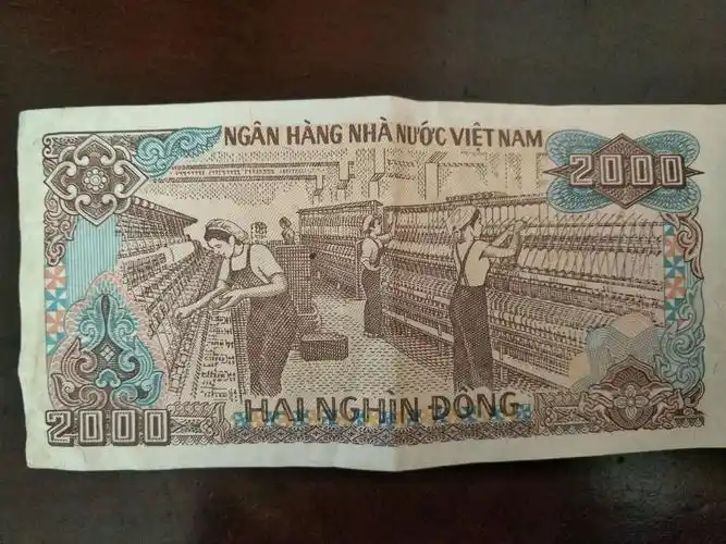 2000越南盾后有纺织图案,留了一张收藏.
