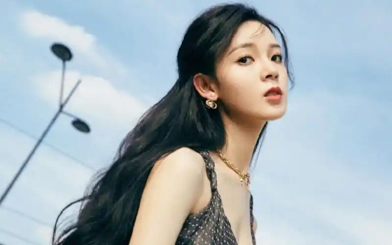 陈瑶穿吊带深v波点长裙优雅公主范图片**