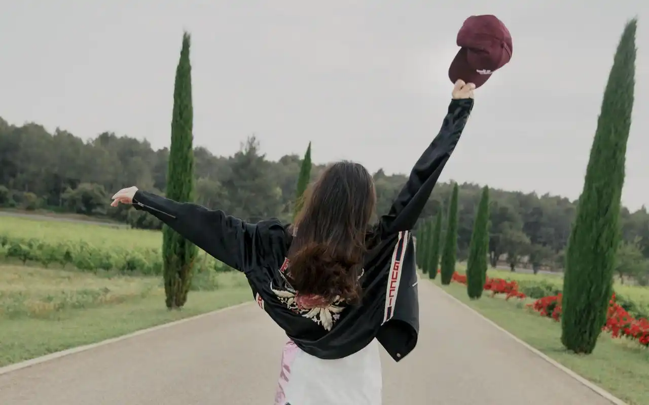 倪妮时尚随性街拍高清电脑壁纸