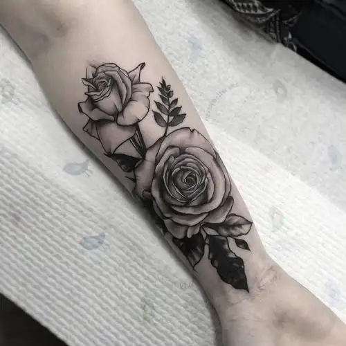 小臂黑灰写实玫瑰纹身图案