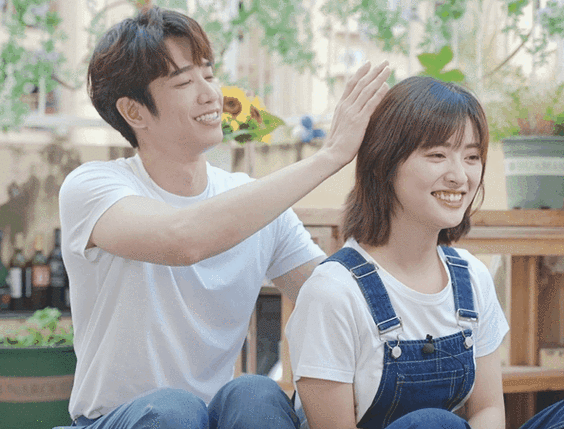 刘以豪给沈月扎辫子