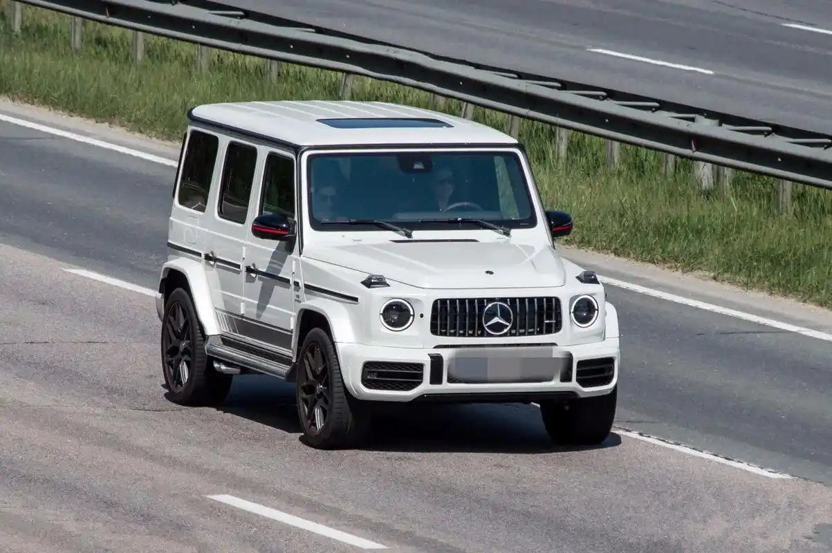 易烊千玺开车出行座驾是奔驰g63有人加价60万也要买