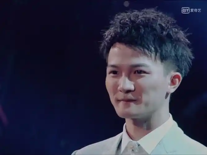 周深在声入人心里怎么那么好看!如何评价他的造型? - 知乎