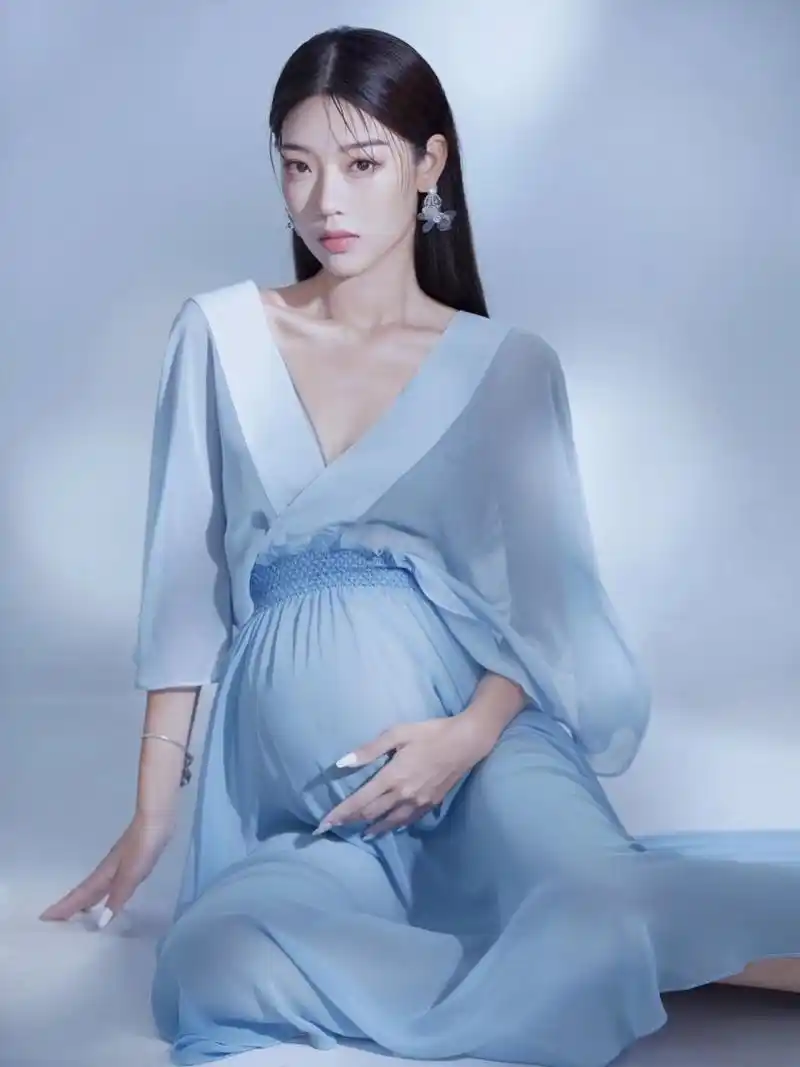 高级感简约孕妇照,是温柔孕妈也是优雅女神 你身着一袭轻韩蓝色长裙