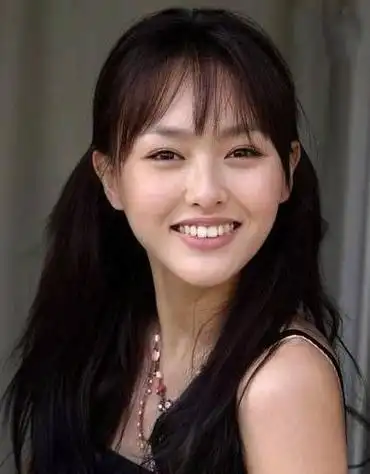 我们看几张《欧洲攻略》的剧照,唐嫣的嘴唇几乎都是大浓妆她的嘴唇薄