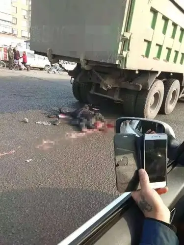 你要连续限号两天/一集市发生惨烈车祸,行人被大车卷入车底碾压!