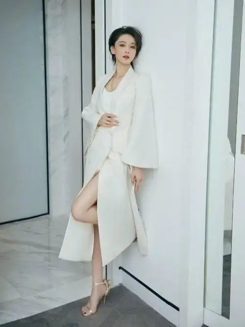 张馨予脚上穿着一双土豪金色的超细跟高跟鞋,低胸的领口设计让人看