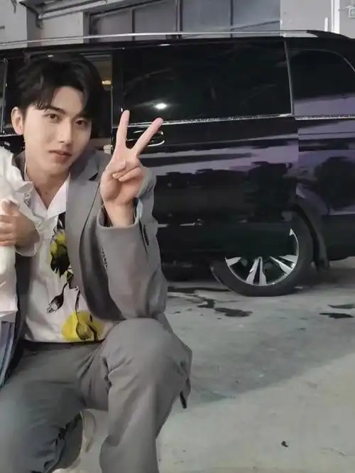 蔡徐坤维达发布会大帅哥和小朋友的合照