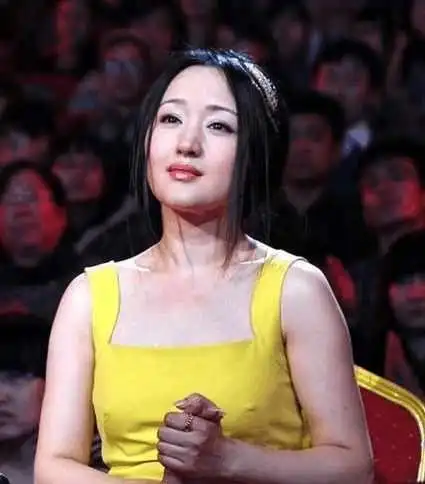 46岁杨钰莹近照曝光,减肥后如少女,住豪宅,走出阴影嫁入豪门