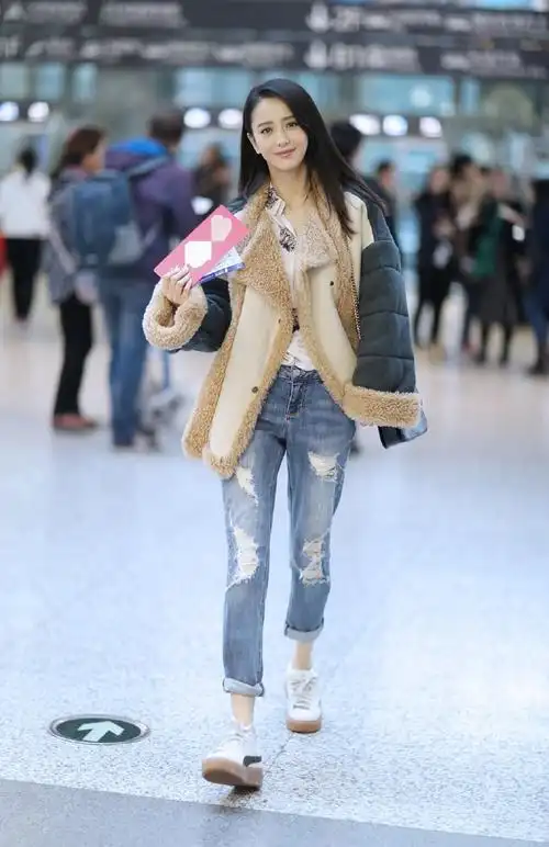佟丽娅羊皮外套搭配破洞牛仔裤性感时尚街拍图片[9/9]_美女明星_美桌