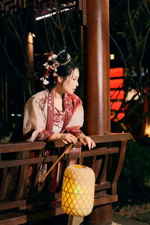 冬夜里,月徘徊.灯影朦胧玉人来……#氛围感 #古风 #汉服  - 抖音