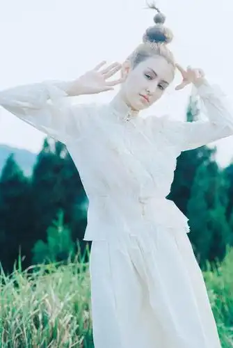 外国美女的情绪写真,皮肤白到近乎透明