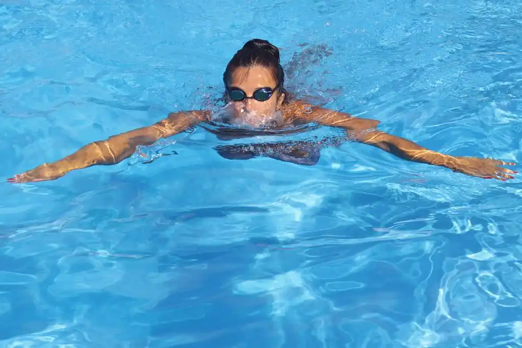 漂亮女游泳运动员,pretty young female swimmer posing in swimming