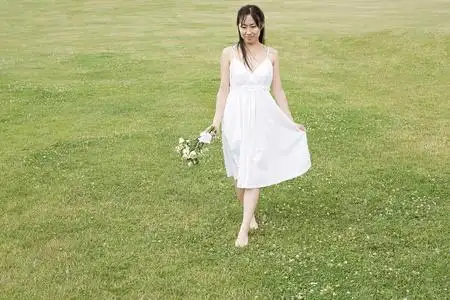 新娘走在草地上照片