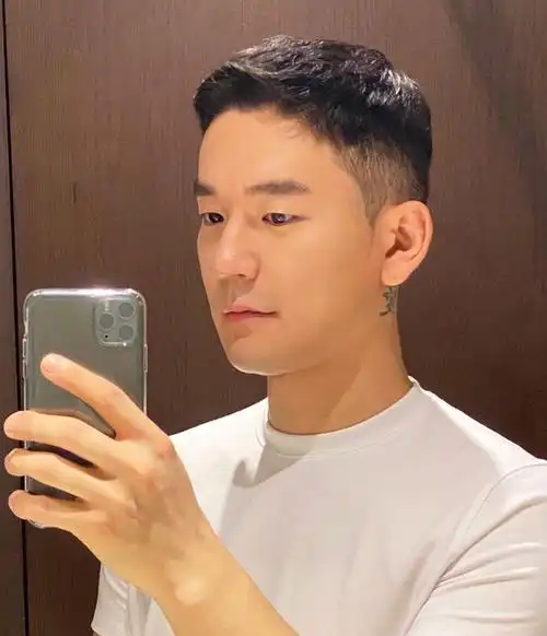 男生留两边推光发型又潮又帅清爽显魅力