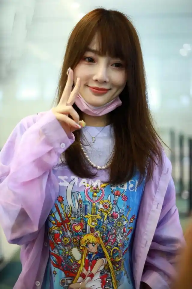 李小璐真是越活越少女,短裤配衬衫好洋气,完全不像个39岁的辣妈