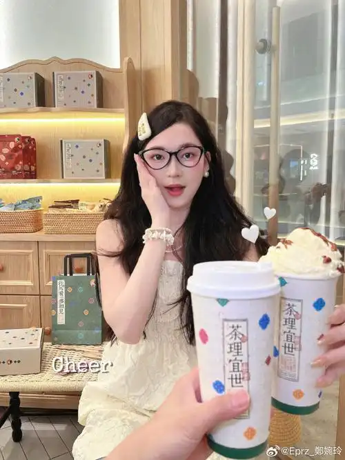 探店超话#探店##ootd##拍照#  存一些奶茶店百搭拍照姿势  07茶理