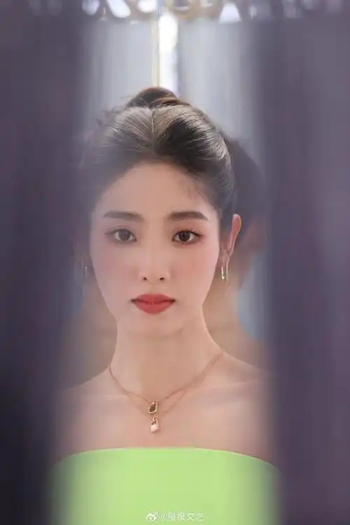 邢菲昨日一身绿色抹胸礼服裙出席活动