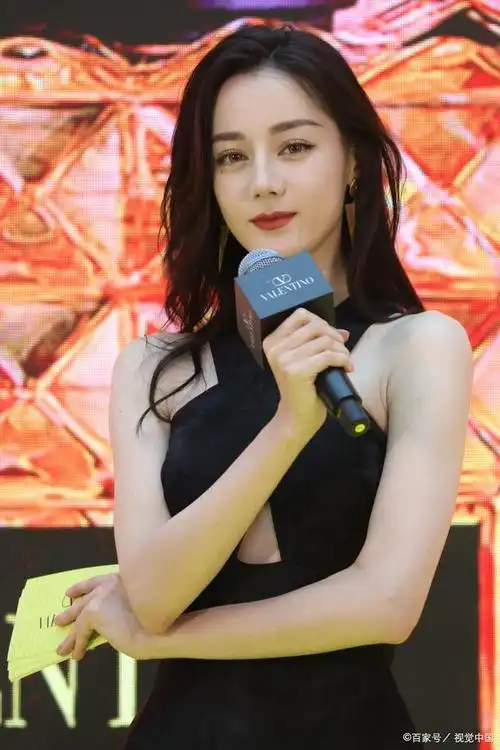 迪丽热巴,这个名字在娱乐圈已经响彻云霄,她凭借着精湛的演技和惊艳的
