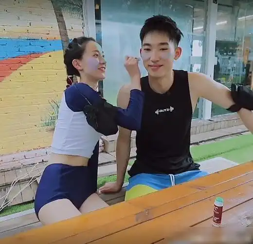 张豆豆于家翊去冲浪,豆豆换好冲浪衣走出来,看到她身材我妒忌了|艺术