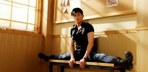 全民都爱"一字马":四爷pk奶茶妹妹