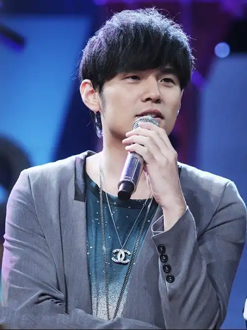 周杰伦这个发型简单干练,都快迷死我了!