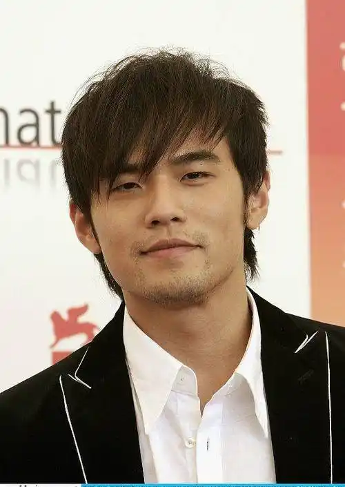 周杰伦中学时期练大提琴的照片曝光,穿白色校服,留中分头,非常青涩!