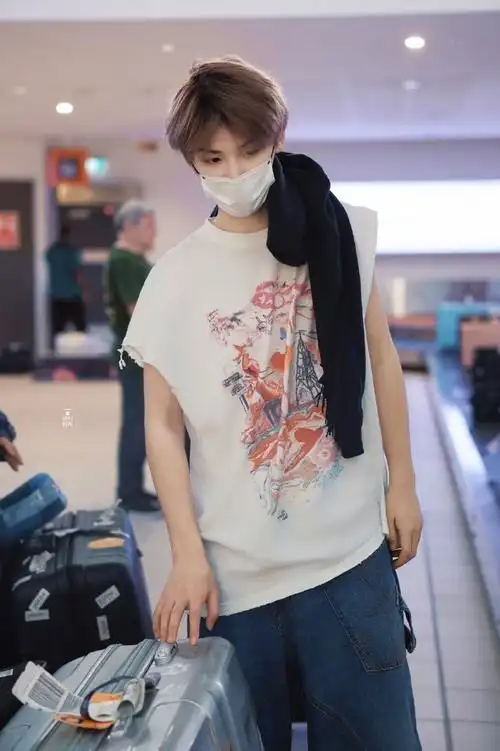 黄明昊机场黑色连帽卫衣##黄明昊白色无袖上衣