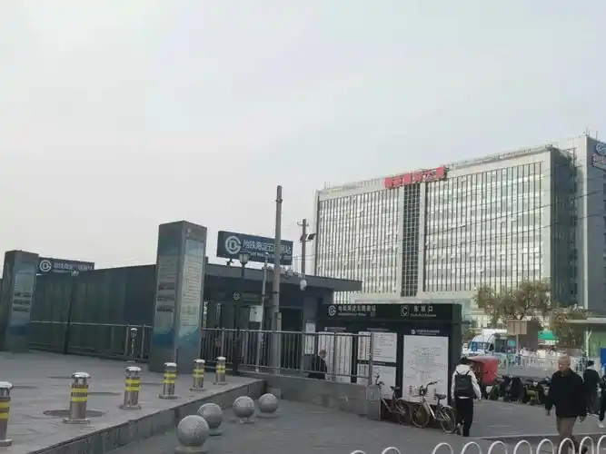 北京印象小区位于西四环内,毗邻6号线地铁海淀五路居站.