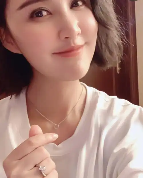 张歆艺秀钻戒大赞袁弘七夕礼物很贴心用手比心隔空示爱