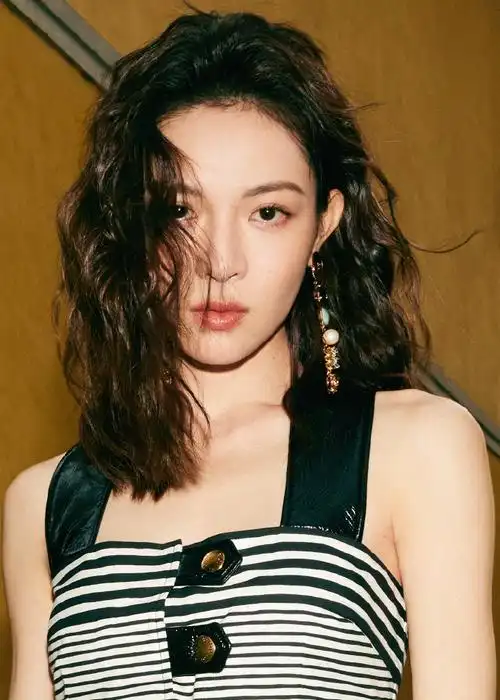 一睹时装盛景～化妆:@钟楚曦发型:@刘雪亮mq摄影:@摄影师绍杰杰total